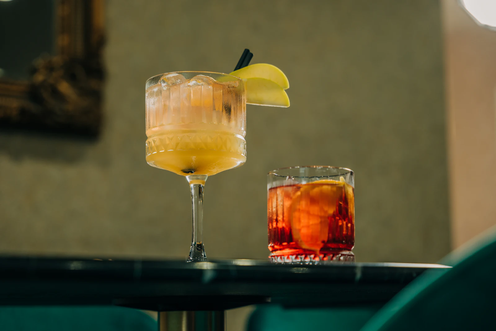 Două cocktailuri de autor pe barul restaurantului