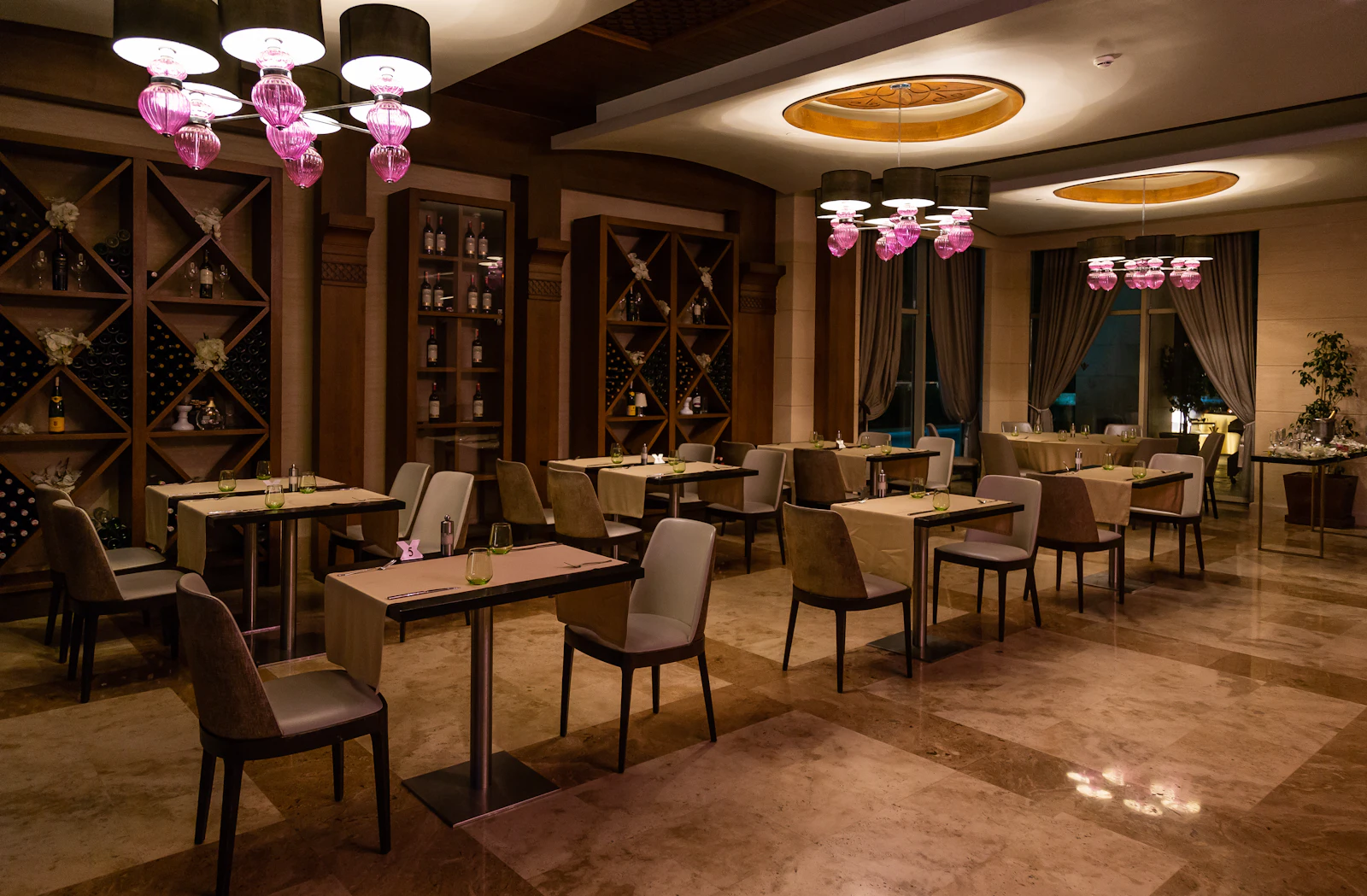 Salonul luminat cald, cu mese din lemn